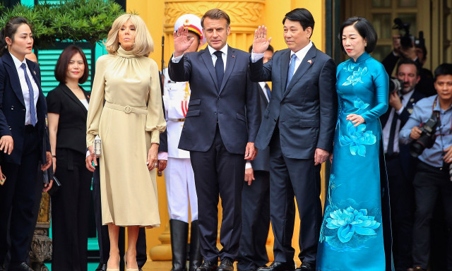 Γαλλία: Μετά το χαστούκι στο Βιετνάμ, η Μπριζίτ κρατά αποστάσεις από τον Μακρόν