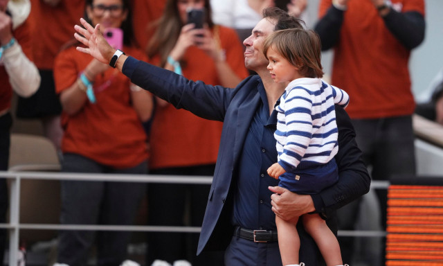 Roland Garros: Ο συγκινητικός αποχαιρετισμός του Ράφα Ναδάλ αγκαλιά με τον 2,5 ετών γιο του