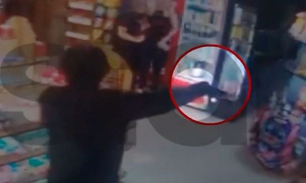Βύρωνας: Ληστής «μπουκάρει» με μαχαίρι σε μίνι μάρκετ – Βίντεο ντοκουμέντο