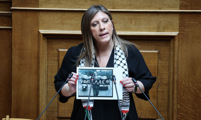 Ζωή Κωνσταντοπούλου: Με παλαιστινιακή καφίγια και φωτογραφία του Λαμπράκη στο βήμα της Βουλής