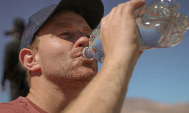 Ένα πλαστικό μπουκάλι νερό μέσα στο αυτοκίνητο το καλοκαίρι είναι επικίνδυνο