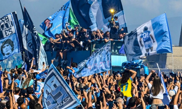 Νάπολι: Αμόκ οπαδών για την κούπα - Πάνω από 200.000 γιορτάζουν σε στεριά και θάλασσα