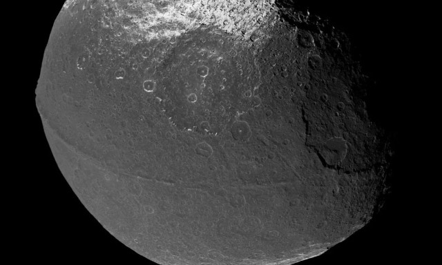 Η παράξενη λάμψη στη Σελήνη του Κρόνου στοιχειώνει τους επιστήμονες της NASA