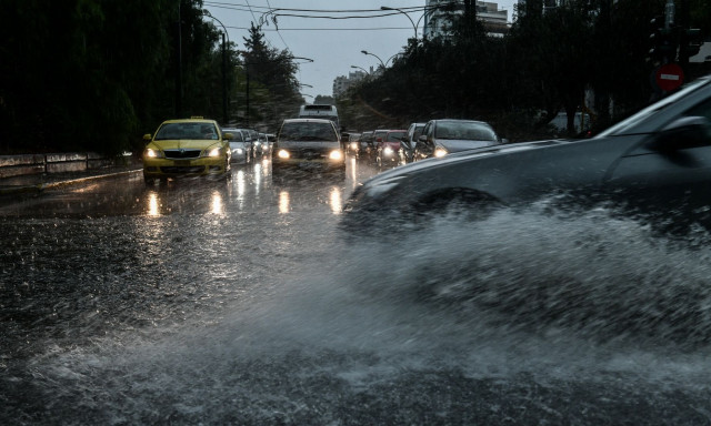 Καιρός: Σοβαρά προβλήματα άφησαν πίσω τους τα έντονα φαινόμενα – Πότε θα υποχωρήσουν