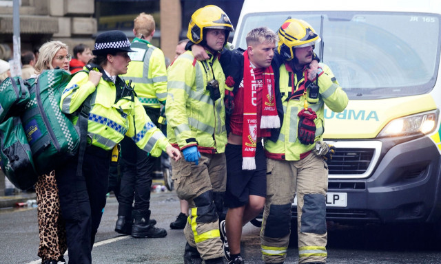 Δήμαρχος Λίβερπουλ: «Τέσσερις άνθρωποι είναι πολύ σοβαρά στο νοσοκομείο, ελπιζουμε να τα καταφέρουν»