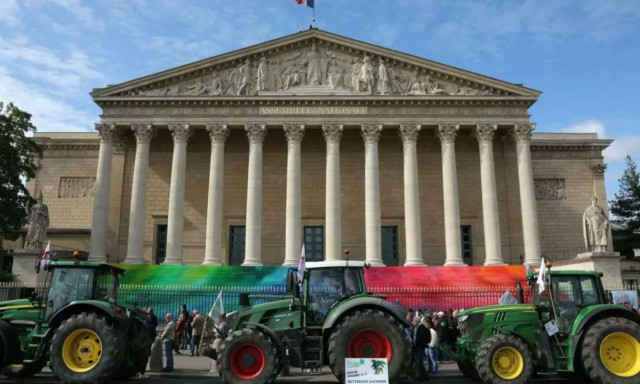 Γαλλία: Νέο «μπλόκο» των αγροτών στο Παρίσι - Ζητούν χαλάρωση των περιβαλλοντικών κανονισμών