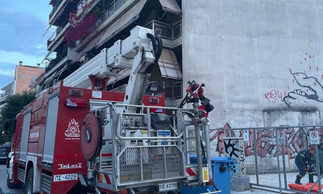 Λάρισα: Άνδρας απειλούσε να πέσει από μπαλκόνι πολυκατοικίας