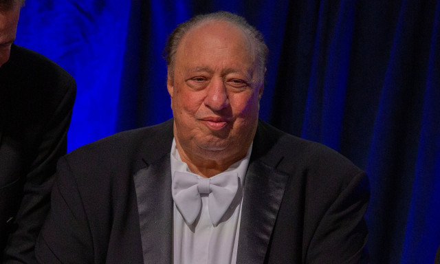 Ο Τζον Κατσιματίδης και ο Dr. Oz σηκώνουν το ανάστημά τους για να σώσουν τις στρουθοκαμήλους