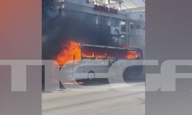 Φωτιά σε τουριστικό λεωφορείο στη Λεωφόρο Αθηνών - Εκρήξεις και καπνός