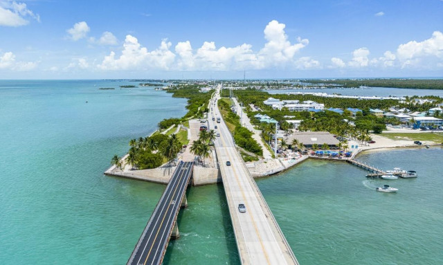 Η χαρά της βόλτας με αυτοκίνητο πάνω από τον ωκεανό – Ο εντυπωσιακός «πλωτός» αυτοκινητόδρομος