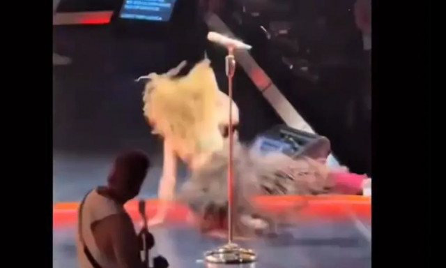 Σακίρα: Έπεσε στη σκηνή κατά την διάρκεια συναυλίας - Την αποθέωσαν για την αντίδρασή της