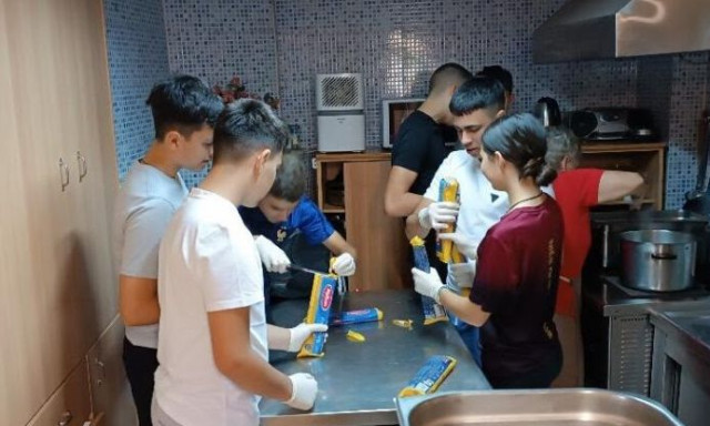 Μαθητές Γυμνασίου μαγείρεψαν για το συσσίτιο της Ενορίας τους