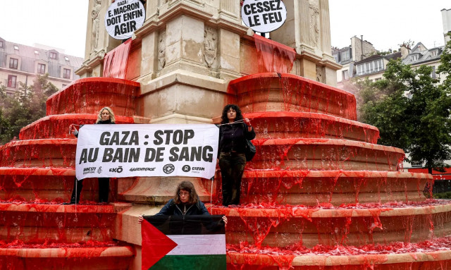 Γαλλία: Ακτιβιστές έβαψαν κόκκινο το νερό σε συντριβάνι στο Παρίσι – Ζήτησαν ειρήνη στη Γάζα