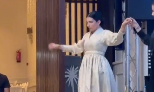 Κρητικοπούλα μαγεύει με τις χορευτικές της ικανότητες – Δείτε βίντεο