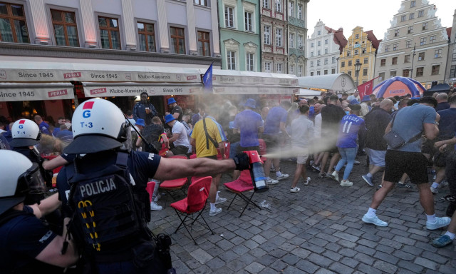 Τελικός Conference League: Άγριο ξύλο μεταξύ των οπαδών της Μπέτις με την Τσέλσι στην Πολωνία