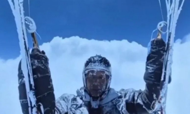 Κινέζος αλεξιπτωτιστής «πέταξε» στα 8.000 μέτρα και πάγωσε στον αέρα