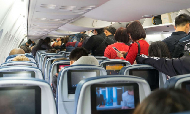 Πρόστιμα για όσους σηκώνονται στην καμπίνα του αεροπλάνου πριν σταματήσει – Ποια χώρα κάνει την αρχή