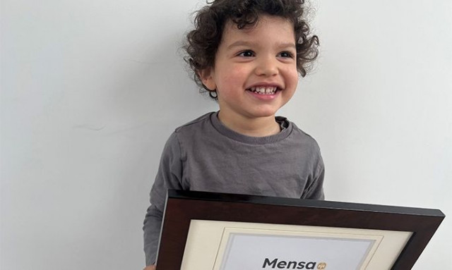 Πώς ένα χαρισματικό 2χρονο αγόρι έγινε το νεότερο μέλος της Mensa, το κλαμπ ιδιοφυών