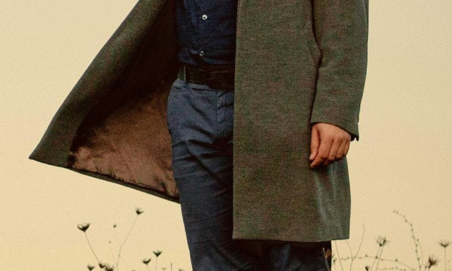 Έψαχνε για σακάκι σε κατάστημα second hand και βρήκε… κόσμημα τεράστιας αξίας στην τσέπη