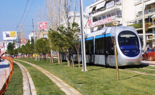 Παλαιό Φάληρο: Τραμ συγκρούστηκε με τρίκυκλο - Τραυματίστηκε 9χρονη που επέβαινε με τους γονείς της
