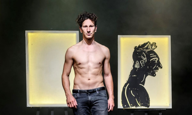 «Αίας»: Η παράσταση φαινόμενο καταφτάνει σε Αθήνα και Θεσσαλονίκη