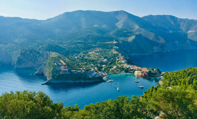 Το γραφικό χωριό της Κεφαλονιάς που θυμίζει καρτ ποστάλ