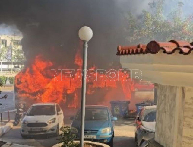 Φωτιά σε τουριστικό λεωφορείο στη Λεωφόρο Αθηνών – Βίντεο ντοκουμέντο - Καταγγελία για αμέλεια
