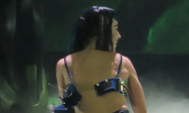 Κέιτι Πέρι: Έσπασε το σουτιέν της σε συναυλία - «Δεν πληρώσατε αρκετά για να με δείτε γυμνή»