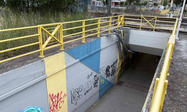 Αναστάτωση στη Λάρισα: Άντρας έπεσε από την πεζογέφυρα της οδού Φαρσάλων