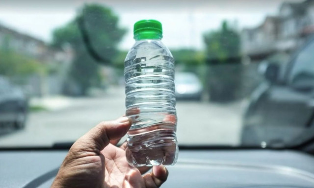 Αν δείτε ένα μπουκάλι στην οροφή του αυτοκινήτου σας υπάρχει λόγος - Αυτό σημαίνει