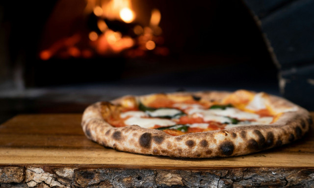 ΗΠΑ: Ιδιοκτήτης πιτσαρίας προσφέρει δωρεάν φαγητό σε όσους έτρωγαν από τα σκουπίδια