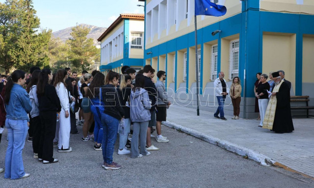 Πανελλήνιες 2025: Χτύπησε το κουδούνι - Στις αίθουσες οι μαθητές για τη Νεοελληνική Γλώσσα