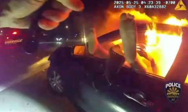 Αριζόνα: Γυναίκα εγκλωβίστηκε σε όχημα που «τυλίχθηκε» στις φλόγες - Κόρναρε για να την αντιληφθούν