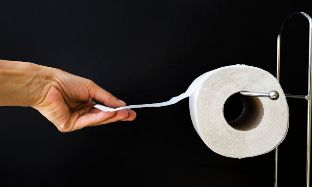 Πάνω ή κάτω: Ο «σωστός» τρόπος να κρεμάτε το ρολό χαρτιού υγείας