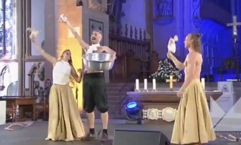 Γερμανία: Παράσταση με ωμά κοτόπουλα και πάνες μέσα σε καθεδρικό ναό