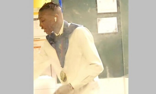 ΗΠΑ: Γυναίκα συγκέντρωσε 110.000 δολάρια για έφηβο που δούλευε το βράδυ της αποφοίτησης του