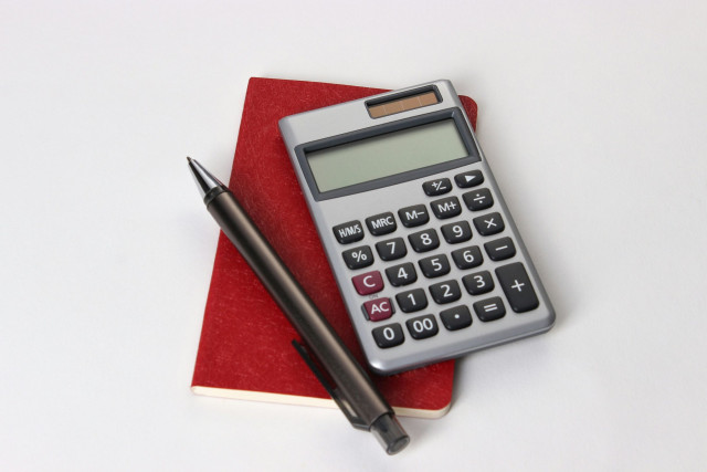 Έρχεται αύξηση του αφορολόγητου - Τι αλλάζει για άγαμους, μισθωτούς, συνταξιούχους και αγρότες