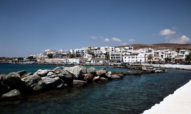 Πλοίο προσέκρουσε στο λιμάνι της Τήνου - Οι επιβάτες αποβιβάστηκαν με ασφάλεια