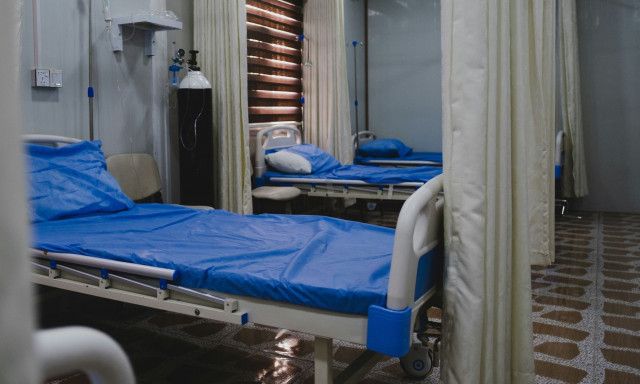 Ναύπακτος: Αγωνία για το δίχρονο κοριτσάκι που έπεσε από μπαλκόνι πρώτου ορόφου