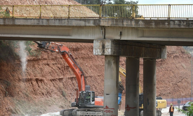 Θεσσαλονίκη: Η στιγμή που τέσσερα μηχανήματα γκρεμίζουν τη γέφυρα της Περραιβού