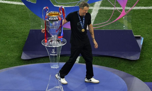 Το Παρίσι υποδέχεται την Παρί: Παρέλαση νίκης, συνάντηση με Μακρόν και φόβοι για επεισόδια - Live