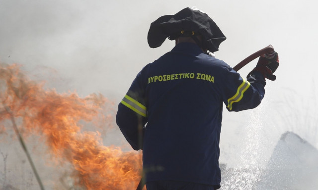 Υπό έλεγχο η φωτιά στη Βαρυμπόμπη