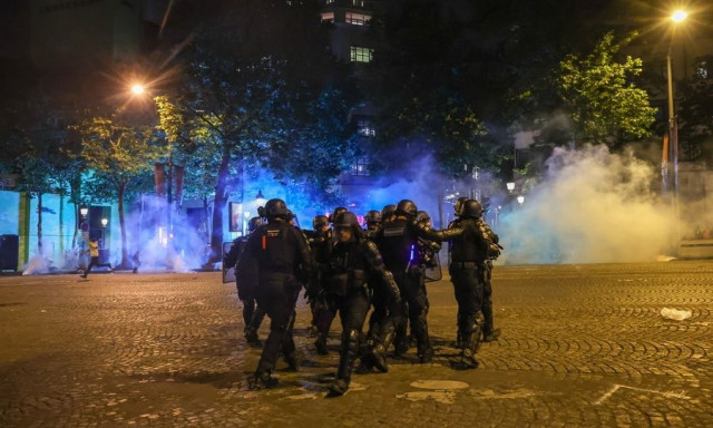 Χάος στη γιορτή για την Παρί Σεν Ζερμέν: Αστυνομικός νοσηλεύεται σε κώμα - Χτυπήθηκε από φωτοβολίδα