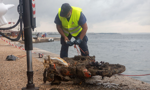 Θεσσαλονίκη: Δύτες «ψάρεψαν» πατίνια, λάστιχα και μηχανές από τον Θερμαϊκό
