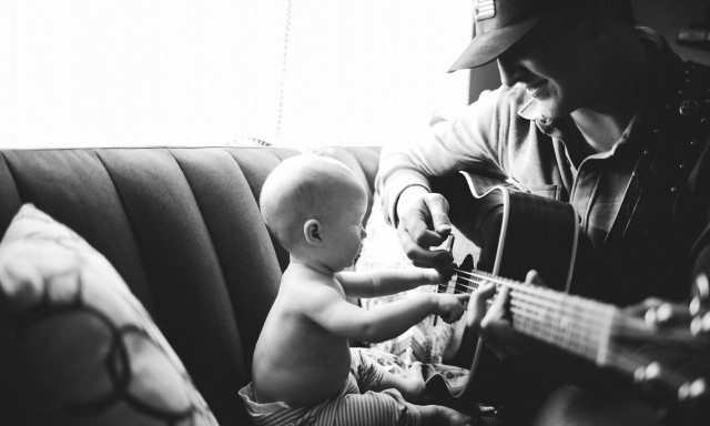 Νέα έρευνα: Τραγουδίστε στα μωρά σας, κάνει καλό στην υγεία τους και στην δική σας