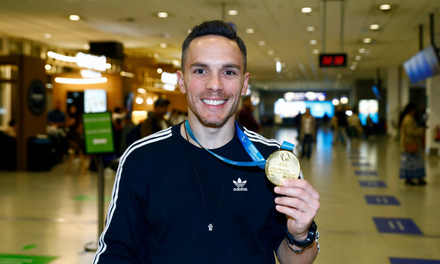 Λευτέρης Πετρούνιας: Επέστρεψε στην Ελλάδα με το ιστορικό χρυσό μετάλλιο στο στήθος