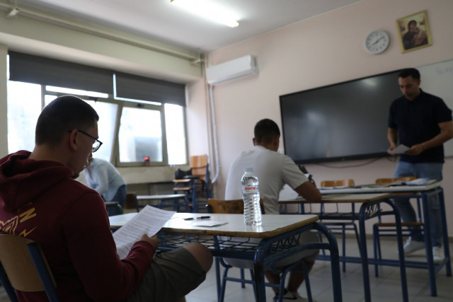 Πανελλήνιες 2025: Μαθητές ετών 52 και 75 υποψήφιοι στις εξετάσεις