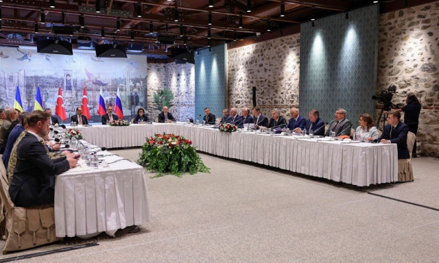 Ξεκίνησαν οι κρίσιμες συνομιλίες για την Ουκρανία στην Κωνσταντινούπολη