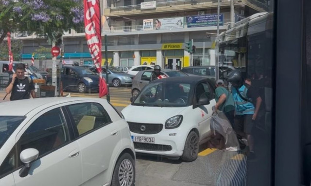 Λεωφόρος Βεΐκου: Πολίτες «ξεμπλόκαραν» το «608» για να συνεχίσει το δρομολόγιό του