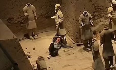 Κίνα: Η στιγμή που ο τουρίστας καταστρέφει ιστορικά αγάλματα του Πήλινου Στρατού - Bίντεο